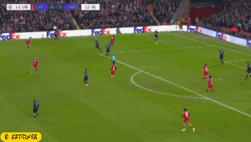 后卫关键拦截，守住关键领先